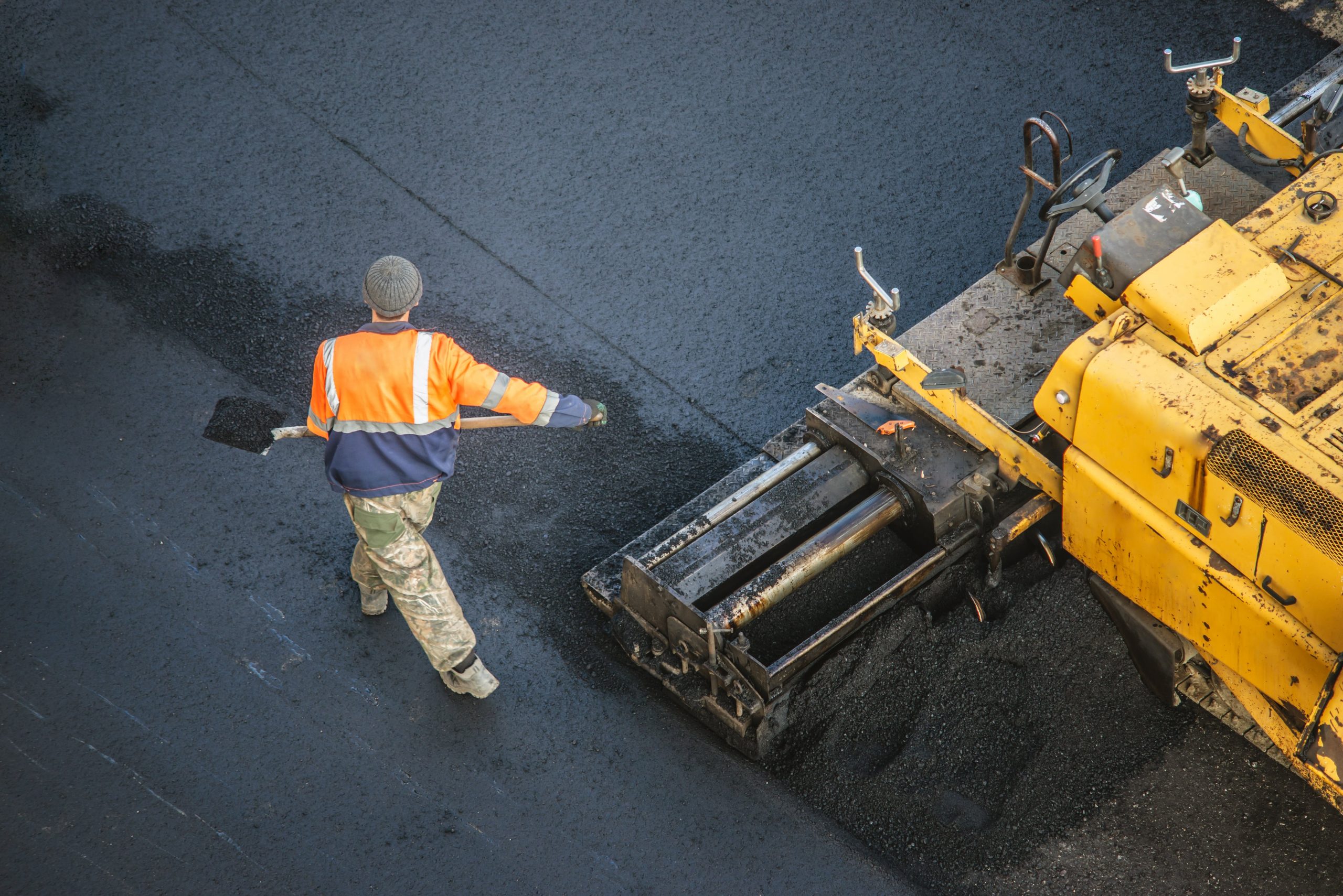 Temperaturabgesenkter Asphalt wird eingebaut