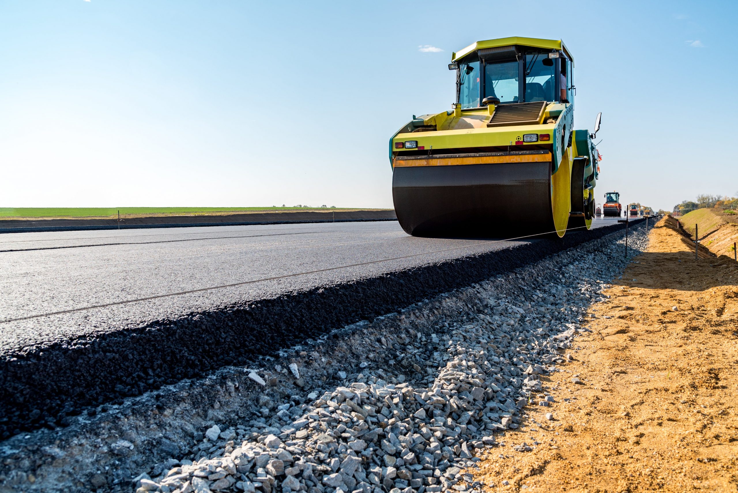 Eine Walze auf einer Straßenbaustelle
