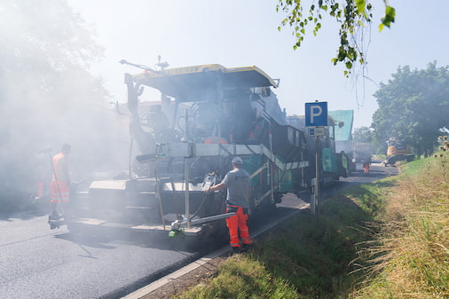 Ein Fertiger auf einer Baustelle, auf der nach QSBW 4.0 gebaut wird
