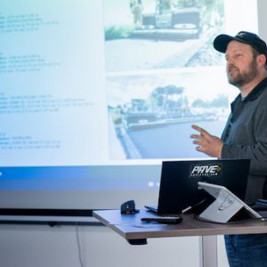 Ein Dozent erklärt die Anwendungen von Asphalt in einer Schulung