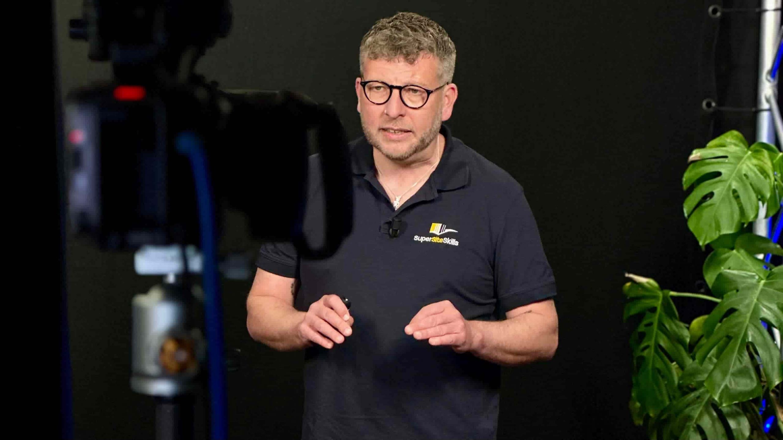 Ein Speaker der SSS-Schulung steht vor der Kamera