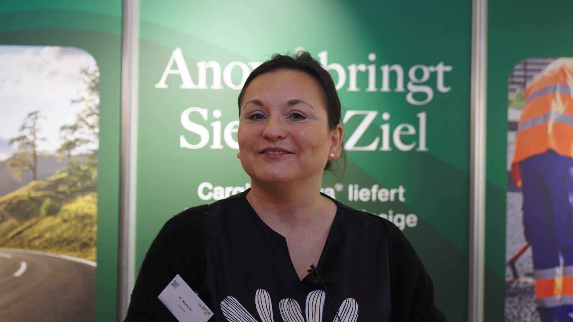 Eine Ausstellerin der Firma Cargill beim DAV Asphaltseminar in Willingen
