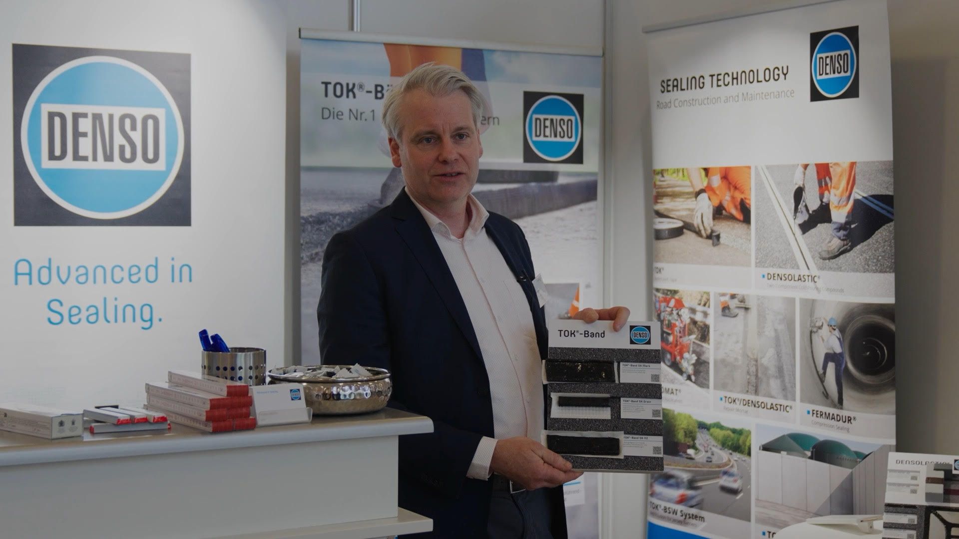 Ein Aussteller der Firma Denso beim DAV Asphaltseminar in Willingen