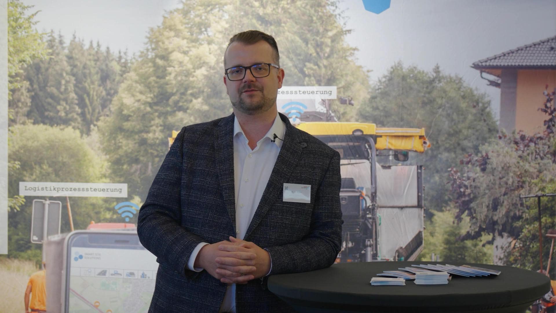 Ein Aussteller der Firma SmartSiteSolutions beim DAV Asphaltseminar in Willingen