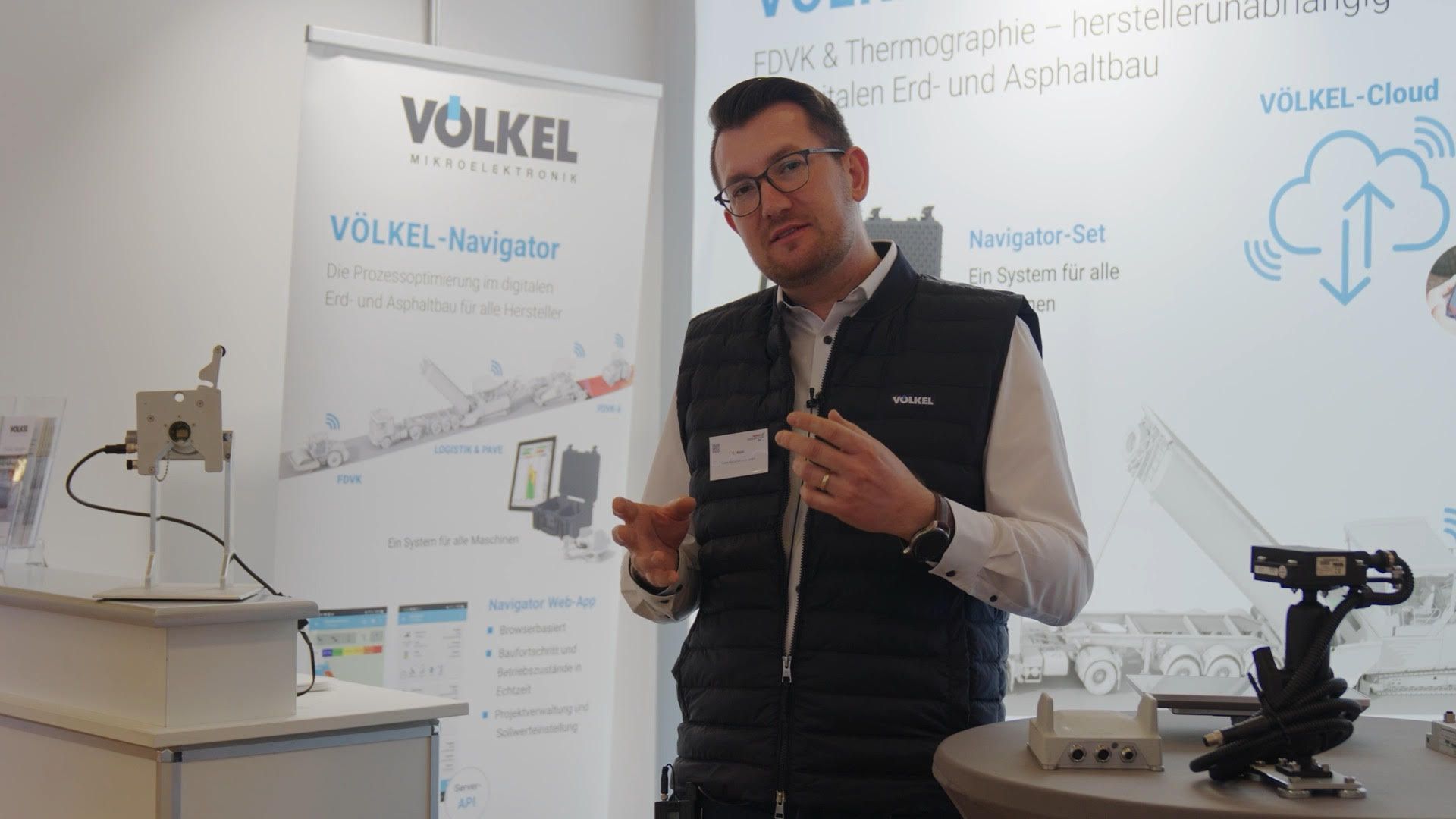 Ein Aussteller der Firma Völkel beim DAV Asphaltseminar in Willingen