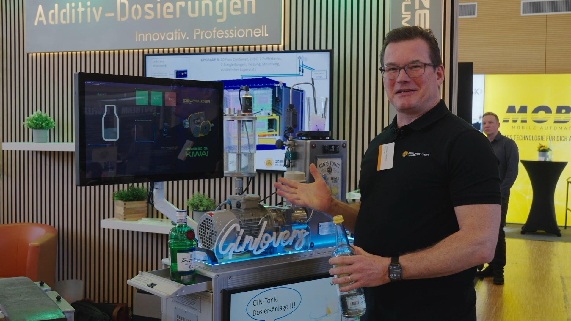 Ein Aussteller der Firma Zeilfelder Pumpen beim DAV Asphaltseminar in Willingen