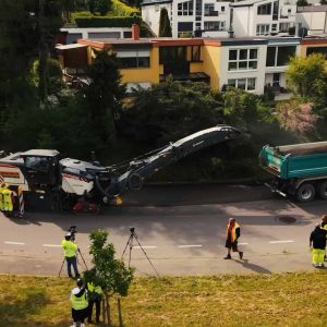 Asphaltierung einer Straße aus der Vogelperspektive