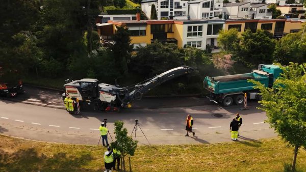 Asphaltierung einer Straße aus der Vogelperspektive