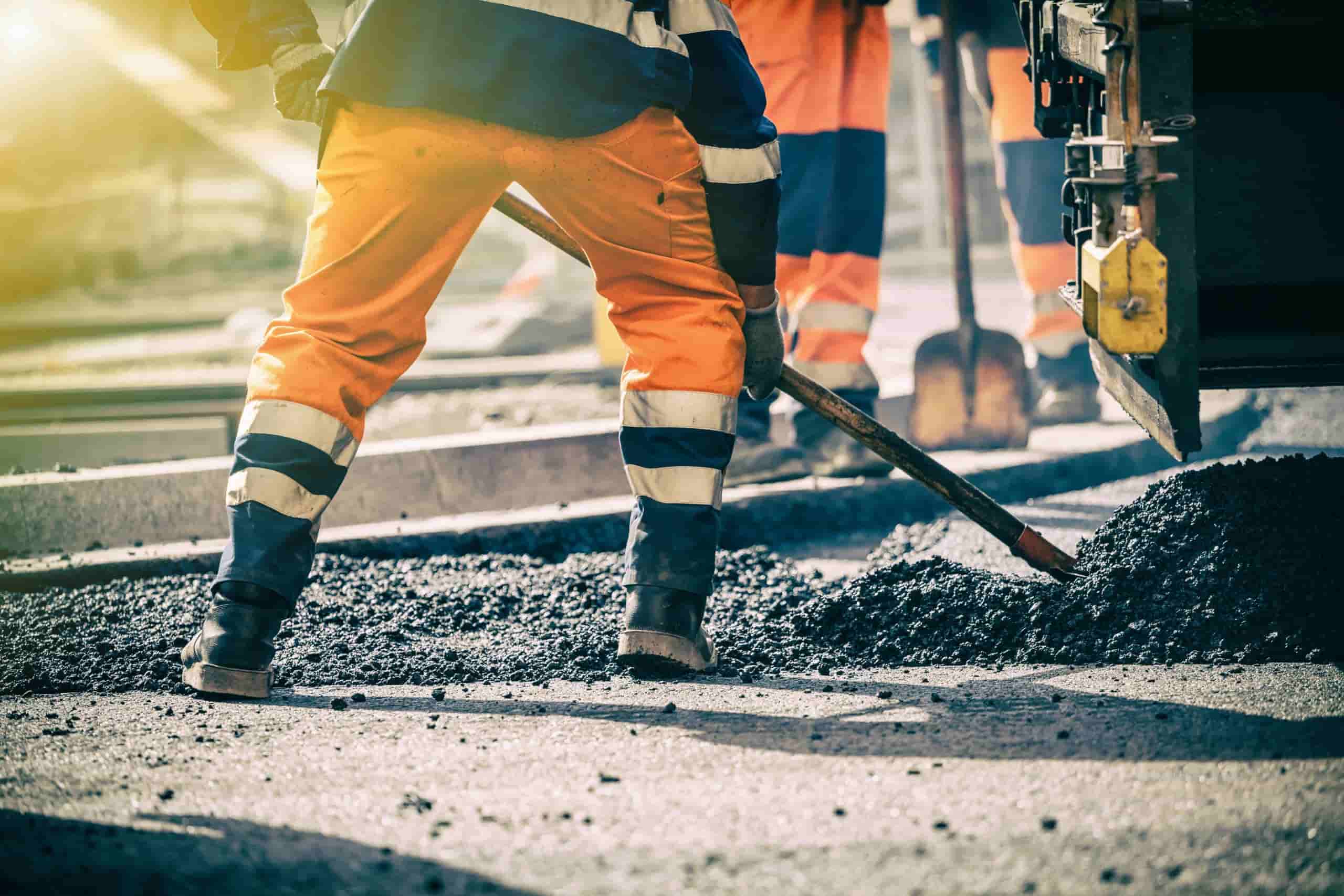 Straßenbauer bei der Arbeit
