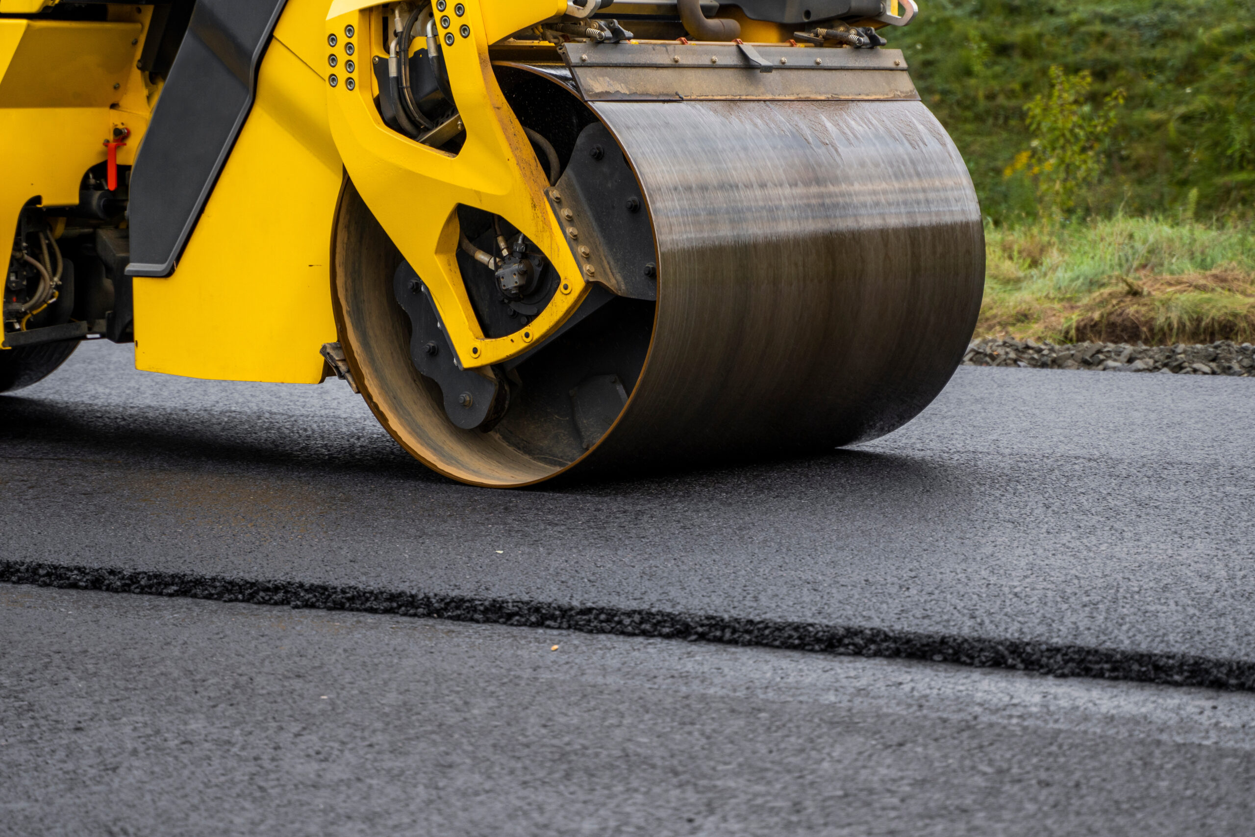 Eine Walze auf Asphalt